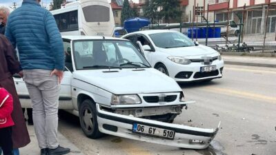 Beypazarı ilçesinde meydana gelen zincirleme trafik kazasında 3 aracın karıştığı