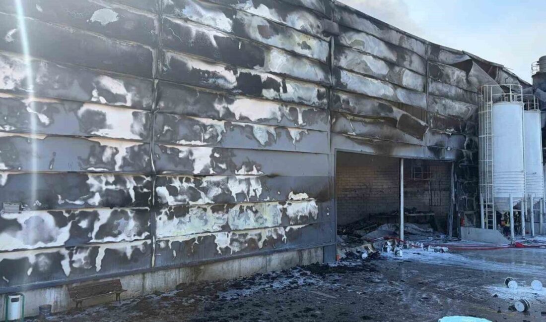 Sincan ilçesinde bulunan bir boya fabrikasında sabah saatlerinde yangın çıktığı