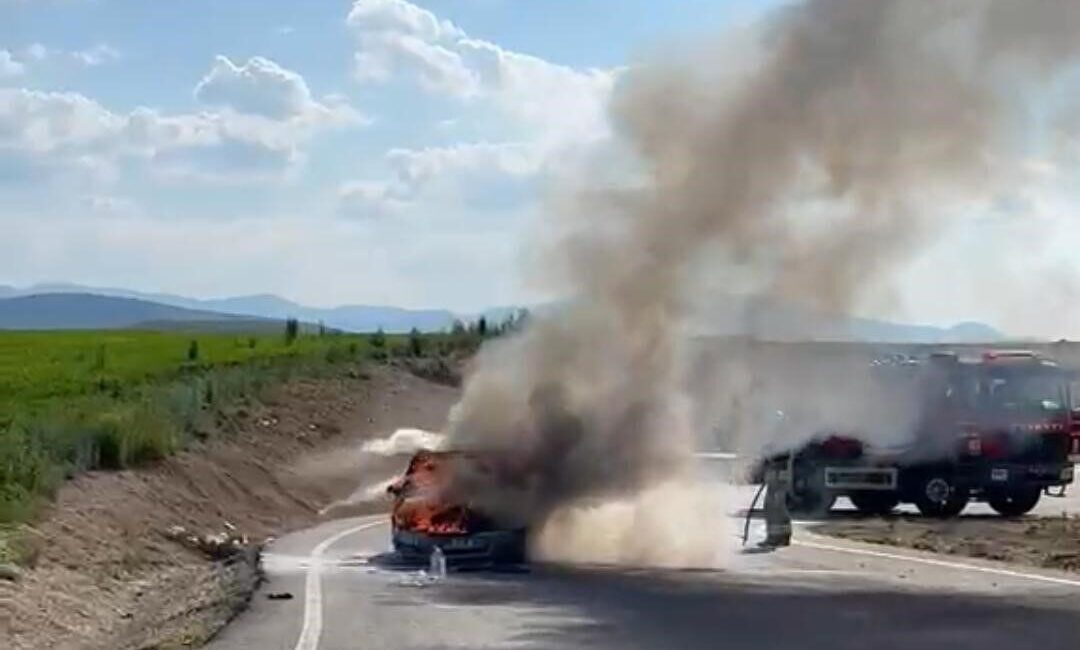Ankara-Nallıhan karayolunda seyir halinde olan bir araç, meydana gelen yangın