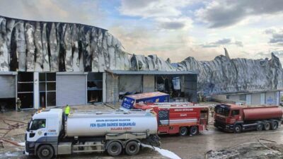 Ankara’nın Yenimahalle ilçesinde bulunan bir mobilya deposunda meydana gelen yangın,