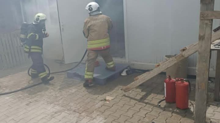 Hatay’ın Antakya ilçesinde Maşuklu Mahallesi’nde meydana gelen yangında, depremzedelerin kullandığı