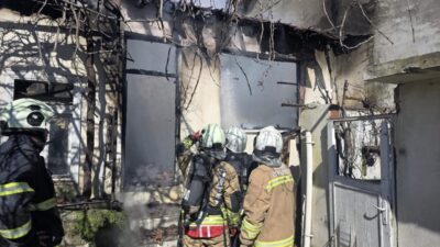 Antakya ilçesinde bulunan terkedilmiş bir binada çıkan yangın hızla kontrol