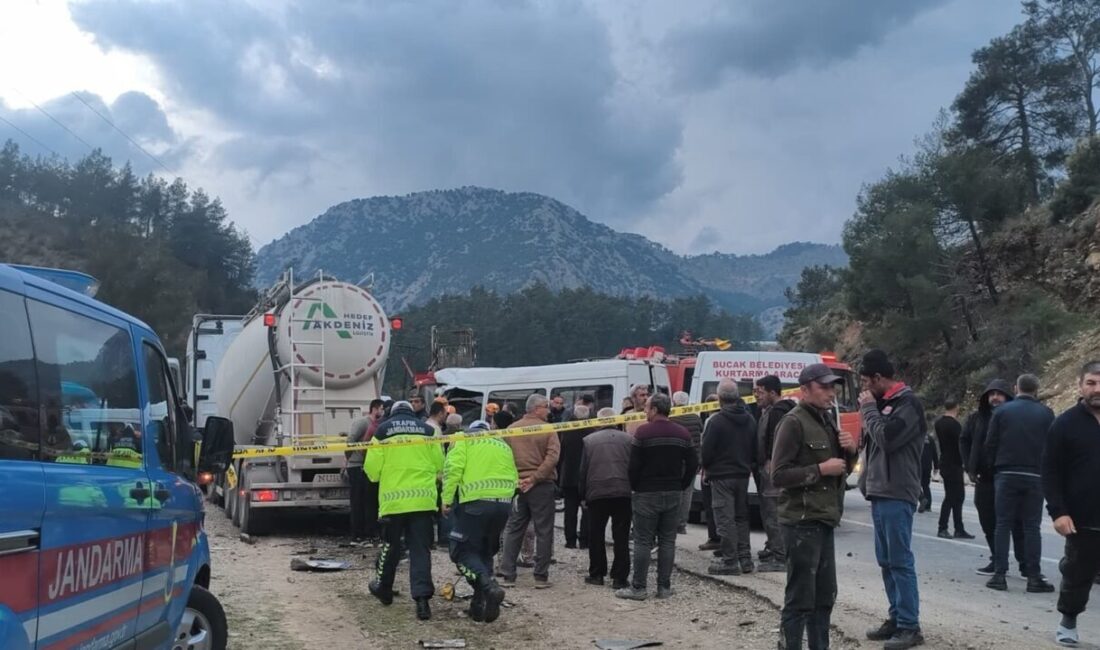 Antalya-Isparta karayolunda bir minibüs ile beton mikserinin çarpışması sonucu meydana
