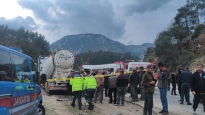 Antalya-Isparta karayolunda bir minibüs ile beton mikserinin çarpışması sonucu meydana