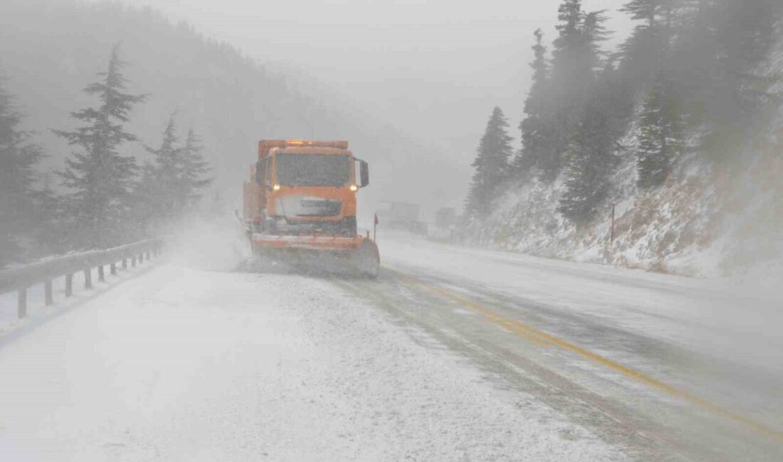 Yağmurun etkili olduğu Antalya ve çevresinde, yüksek kesimlerde kar yağışı