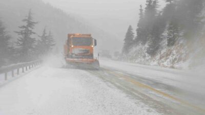 Yağmurun etkili olduğu Antalya ve çevresinde, yüksek kesimlerde kar yağışı
