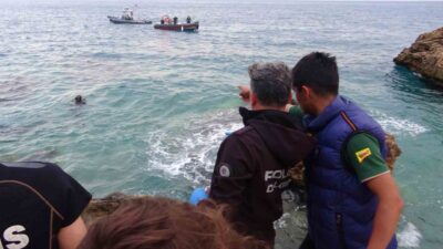 Antalya’da dün akşam saatlerinde kıyafetleriyle denize giren ve boğularak hayatını