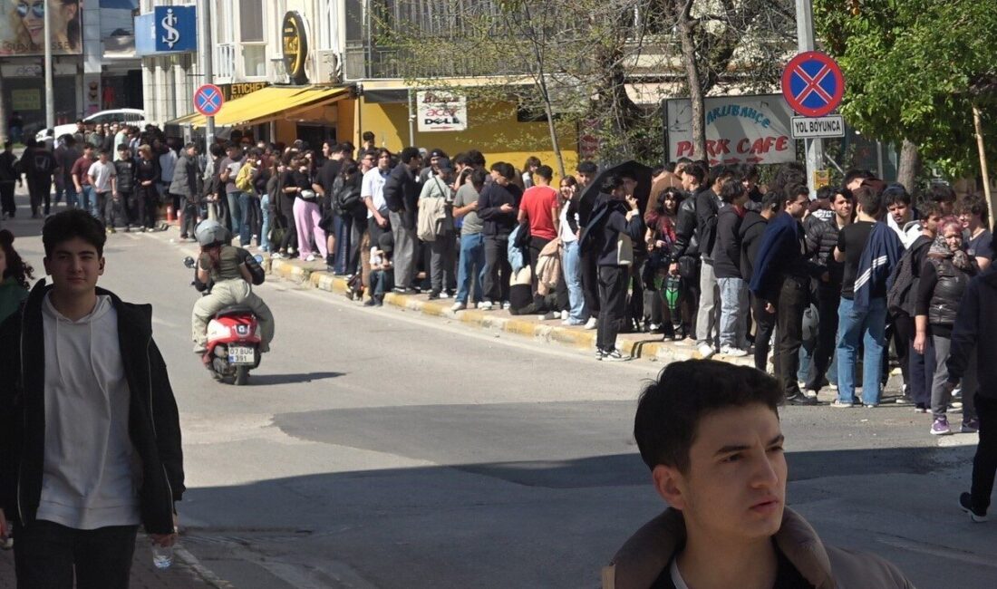 Antalya’da düşük fiyatlı ürün almak isteyen vatandaşlar, sabahın erken saatlerinden