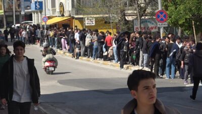 Antalya’da düşük fiyatlı ürün almak isteyen vatandaşlar, sabahın erken saatlerinden