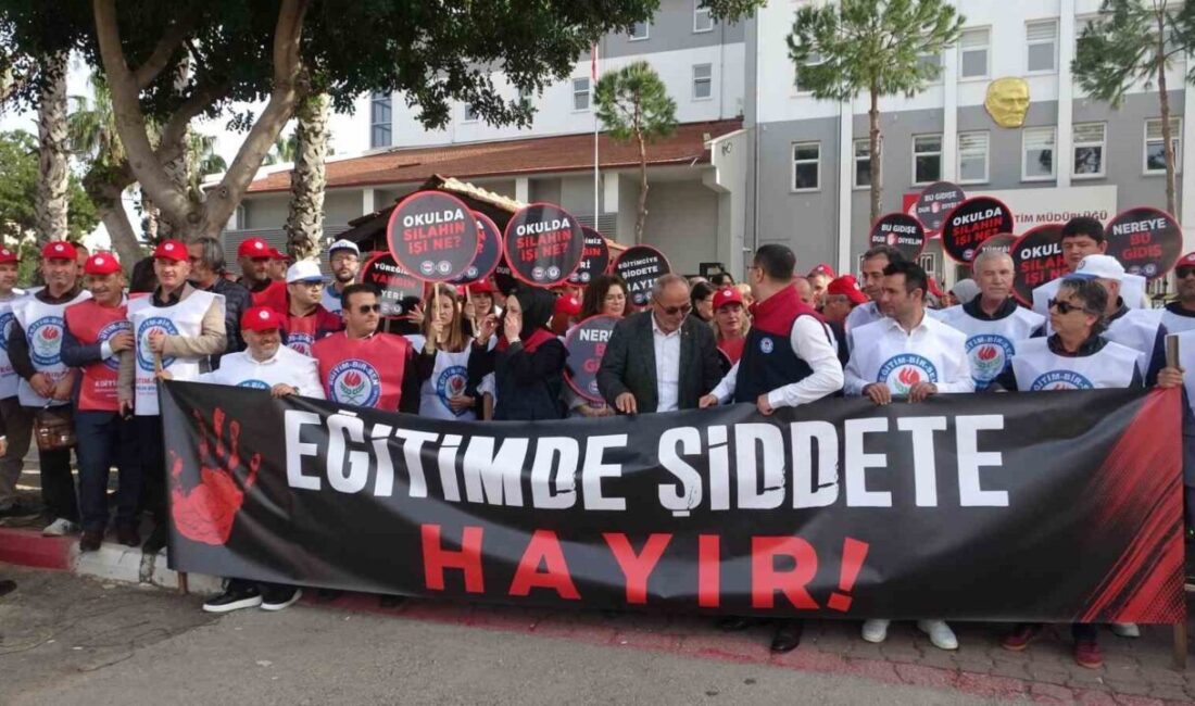 Eğitim-Bir-Sen üyeleri, Antalya’da gerçekleştirilen silahlı saldırıları protesto etmek amacıyla bir