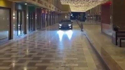 Hatay’da, trafiğe kapatılmış bir çarşı içine aracıyla giren bir kişiye