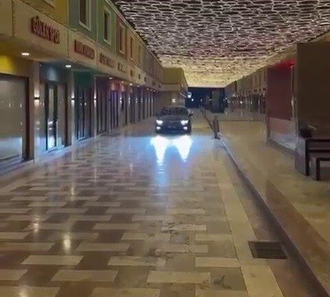 Hatay’da, trafiğe kapatılmış bir çarşı içine aracıyla giren bir kişiye