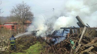 Bozüyük ilçesinde başlayan ve kısa sürede yayılan bir araç yangını,