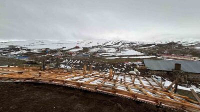 Ardahan ilinde şiddetli rüzgarın etkisiyle üç binanın çatısı uçtu. Göle