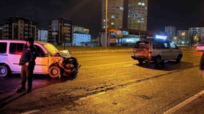 Melikgazi ilçesinde meydana gelen trafik kazasında, hafif ticari araç bir