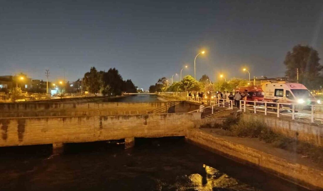 Adana’da, bir kişi sulama kanalı kenarında arkadaşı ile otururken dengesini