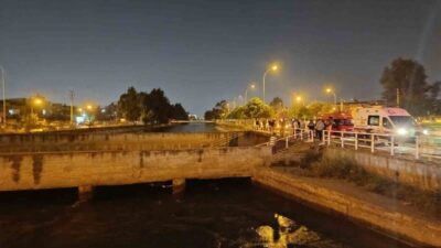 Adana’da, bir kişi sulama kanalı kenarında arkadaşı ile otururken dengesini
