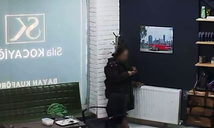 İstanbul’un Arnavutköy ilçesinde bir kadın kuaförü ziyaret eden bir müşteri,