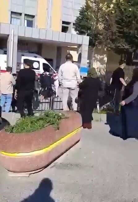 Arnavutköy ilçesinde trafik meselesi yüzünden başlayan anlaşmazlık bıçaklı çatışmaya dönüştü.