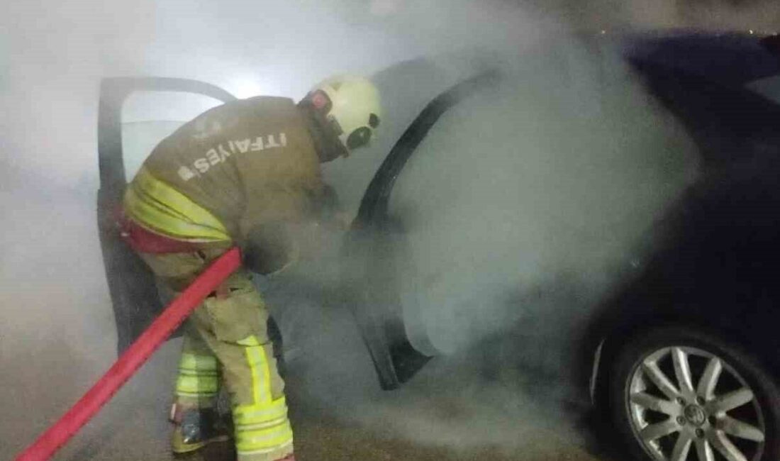 Hatay’ın Arsuz ilçesinde, Nardüzü Mahallesi’nde seyir halindeyken motor kısmı alev