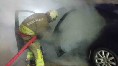 Hatay’ın Arsuz ilçesinde, Nardüzü Mahallesi’nde seyir halindeyken motor kısmı alev