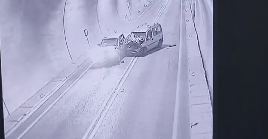 Artvin-Erzurum karayolunun 7. kilometresinde meydana gelen bir kazada, iki kamyonetin