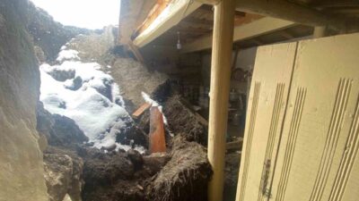 Ardahan ilinde, kar ve yağmurun etkisiyle toprak damlı bir evde