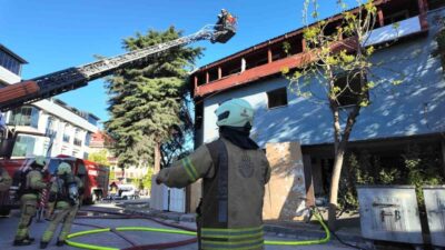 Avcılar ilçesinde bulunan boşaltılmış iki katlı harabe binada, itfaiye ekiplerinin