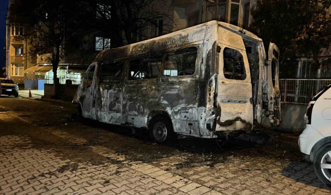 Avcılar ilçesinde, Cihangir Mahallesi’nde park halindeki bir servis aracı alev