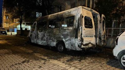 Avcılar ilçesinde, Cihangir Mahallesi’nde park halindeki bir servis aracı alev