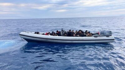 Sahil Güvenlik ekipleri, Didim ilçesinin açıklarında bir lastik botta 25