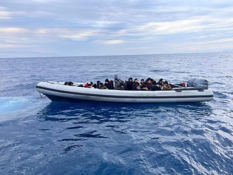 Sahil Güvenlik ekipleri, Didim ilçesinin açıklarında bir lastik botta 25