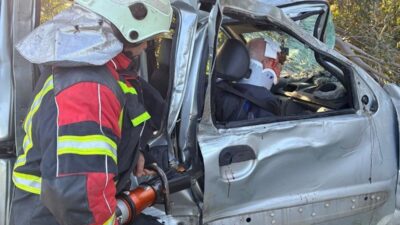 Aydın’ın Germencik ilçesinde meydana gelen trafik kazasında ticari araç takla