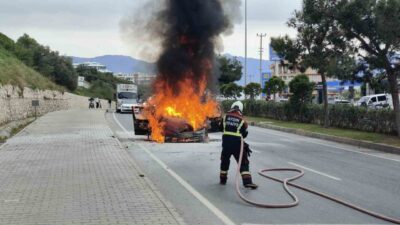 Kuşadası ilçesinde ardışık olarak meydana gelen araç yangınları panik yarattı