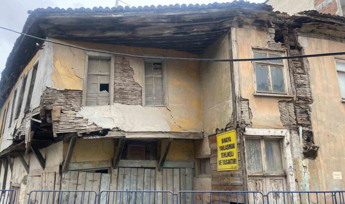Samsun’un Bafra ilçesinde bulunan, çökme riski taşıyan iki ayrı tarihi