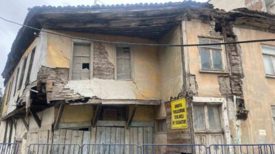 Samsun’un Bafra ilçesinde bulunan, çökme riski taşıyan iki ayrı tarihi