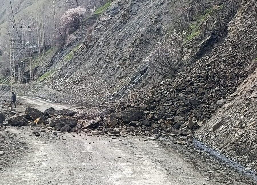 Bahçesaray ilçesinde, Günyyamaç Mahallesi yoluna düşen heyelan, yoğun yağışın etkisiyle