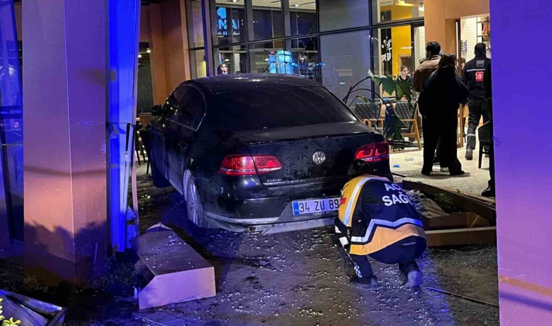 Bakırköy, İstanbul’da bir otomobil sürücüsü, motosiklete çarptıktan sonra yol kenarındaki