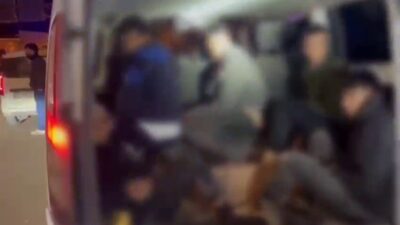 Hatay’da polis ekipleri çalışmalar kapsamında 8 kaçak göçmeni yakalarken, organizatör