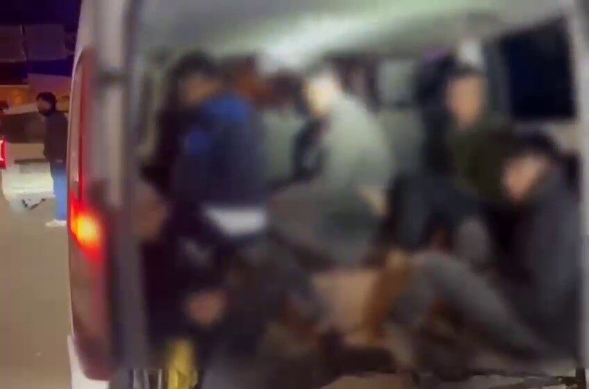 Hatay’da polis ekipleri çalışmalar kapsamında 8 kaçak göçmeni yakalarken, organizatör