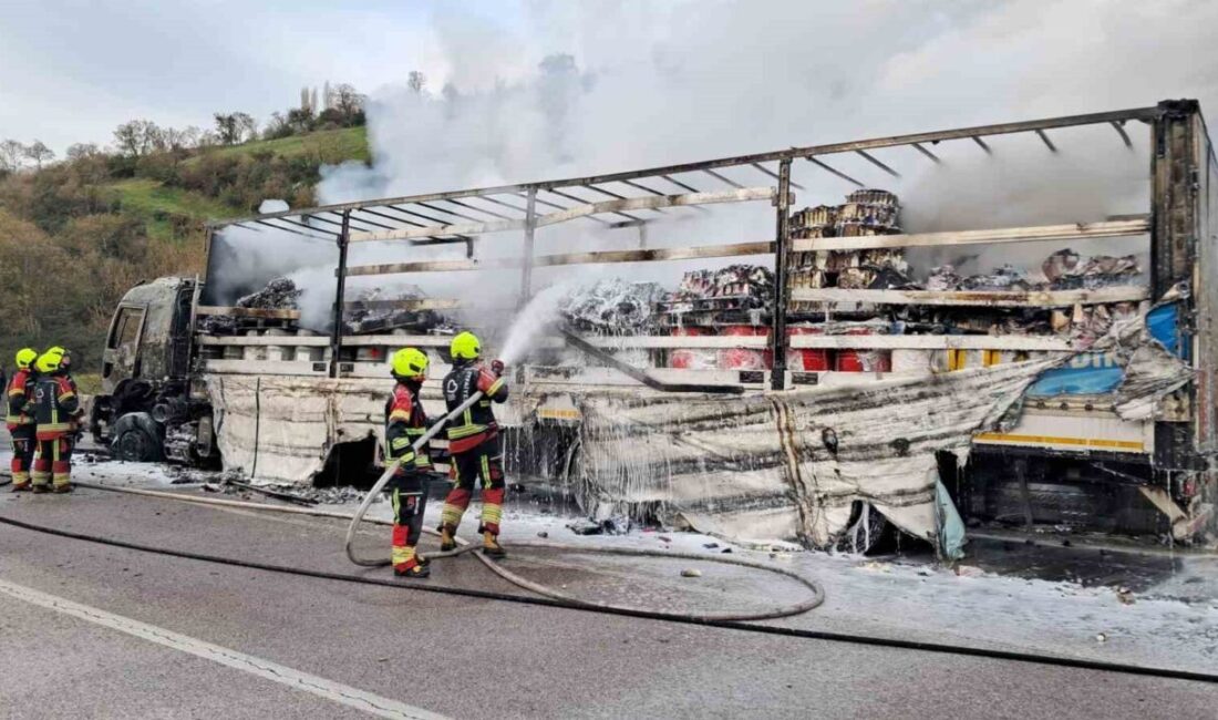 Balıkesir’de seyir halindeki bir tır ve çekicisi, Balıkesir-İzmir kara yolu