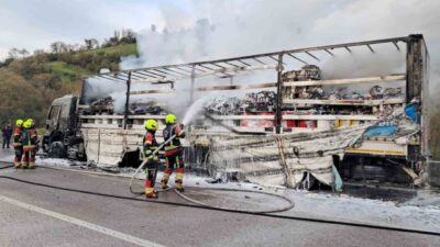 Balıkesir’de seyir halindeki bir tır ve çekicisi, Balıkesir-İzmir kara yolu