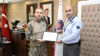 Amasya şehrinde bir banka güvenlik görevlisi, dikkati sayesinde yaşlı bir