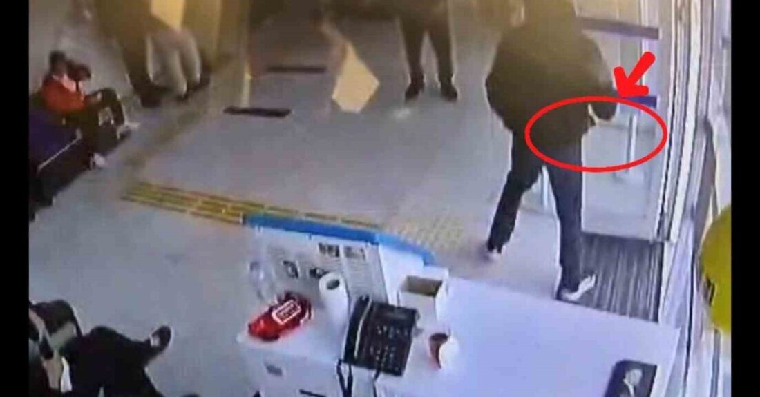 Mersin’de, yüzü maskeli ve elinde satırla banka şubesine girerek gasp