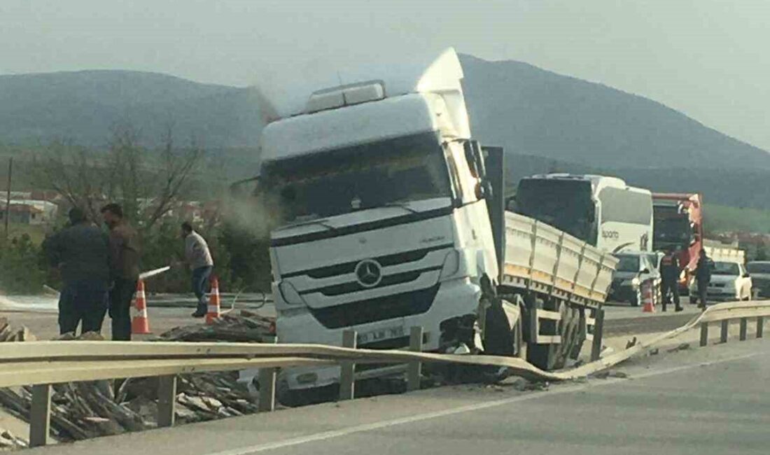 Afyonkarahisar’da meydana gelen trafik kazasında kontrolü kaybeden bir tır, Emirdağ