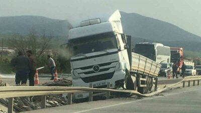 Afyonkarahisar’da meydana gelen trafik kazasında kontrolü kaybeden bir tır, Emirdağ
