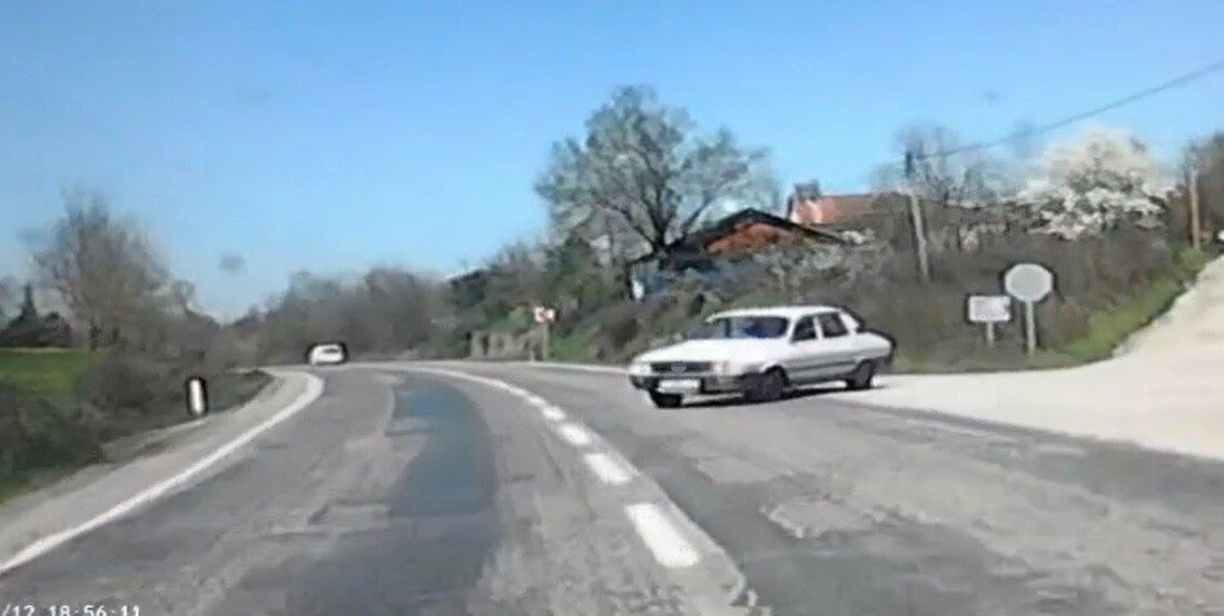 Bartın’da ana yol üzerinde seyir halindeki bir araç ile tali