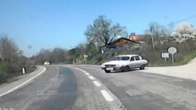 Bartın’da ana yol üzerinde seyir halindeki bir araç ile tali