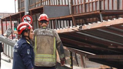 Ankara’nın Altındağ ilçesinde devam eden yıkım çalışmaları esnasında 4 katlı