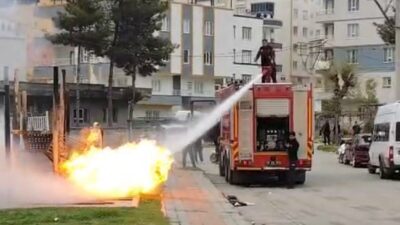 Batman ilinde bir çocuk parkında çıkan yangın, mahalle sakinlerini korkuya